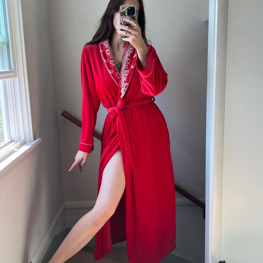 Vintage red velvet dressing gown robe fishnet lace floral trim Coquette Drama